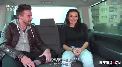 在公交車上搭車並被雞巴撞倒
